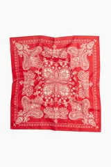 Pañuelo cuadrado rojo con estampado paisley en blanco y borde con diseño geométrico.