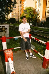 Remera blanca de algodón con estampado negro en el frente.