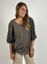 Blusa color gris con mangas 3/4 abullonadas de gasa.