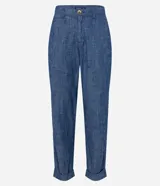 Pantalón recto de jeans azul con bolsillos y bajo plegado.