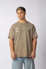 Remera color arena con efecto gastado, de corte holgado, mangas cortas y cuello redondo. Estampas Jump High al frente y atrás.