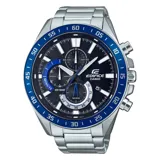 Reloj cronógrafo Casio Edifice con caja y brazalete de acero inoxidable plateado. Esfera negra con tres subesferas y detalles en azul vibrante en el bisel y en los indicadores de las subesferas. Presenta indicadores de hora en bastón y ventana de fecha.