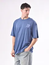 Remera negra de corte oversize y mangas cortas.