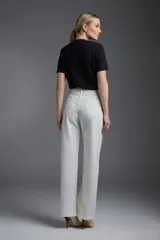 Pantalón de jean negro de corte recto y tiro alto.