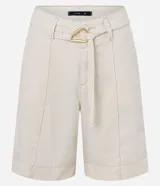 Bermuda de cintura mediana color beige, confeccionada en sarga, con trabillas, cierre tradicional, bolsillos y frisos delanteros. Incluye cinturón de tejido para lazo con hebilla metalizada.