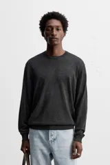 Jersey negro de lana y cashmere, de corte regular, cuello redondo y manga larga.