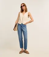 Pantalón mom comfort de cintura alta confeccionado en jeans color celeste, con trabillas en la cintura, cierre tradicional y bolsillos.