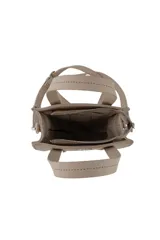 Cartera tipo tote bag color rosa pálido, con doble asa corta y tira larga regulable y desmontable. Tiene un aplique metálico con forma de boca en la parte superior y el logo de la marca en la parte inferior.