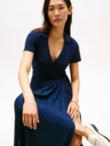 Vestido midi azul marino con corte cruzado, cuello tipo chomba y mangas cortas.