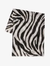 Bufanda rectangular de tela fina con estampado de cebra en blanco y negro.