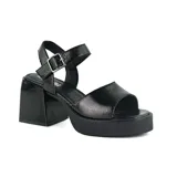 Sandalias negras de charol con plataforma y taco cuadrado. Tira delantera ancha y pulsera con hebilla al tobillo.