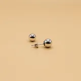 Par de aros tipo caravana con perlas esféricas de 8mm, montadas sobre base y cierre de plata 925.