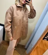 Sobre camisa color camel, confeccionada en paño, de corte oversize.