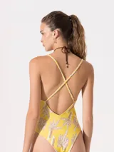 Entero de lycra estampada color amarillo, con breteles trenzados y escote en V con frunce en el centro.