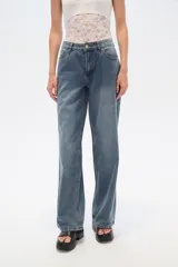 Pantalón de jean azul de corte recto y tiro medio.