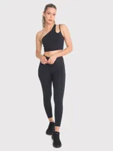 Top deportivo negro asimétrico de un hombro con abertura y tiras finas. Cuenta con sujetador integrado y almohadillas removibles.