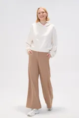 Canguro negro con capucha y mangas largas abullonadas.