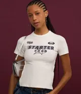 Remera blanca de algodón con cuello redondo y manga corta. Estampa frontal con el logo de la marca Starter y el número 1999.