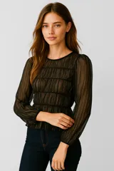 Blusa negra traslúcida con rayas doradas verticales, cuello redondo y mangas largas abullonadas.