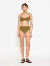 Conjunto de bikini color verde oliva, con corpiño bandeau con tiras para anudar al cuello y bombacha de tiro alto.