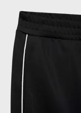 Pantalón de vestir color beige, de corte recto y tiro medio, con cintura elástica y bolsillos laterales. Presenta una raya vertical blanca a lo largo de la pierna.