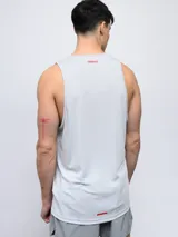 Musculosa deportiva azul con logo Umbro en el pecho y espalda con tela diferenciada.