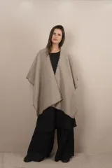 Ruana marrón con terminación de crochet hecho a mano, confeccionada en lana fina sin teñir. Diseño exclusivo de Don Baez, hecha 100% en Uruguay.