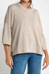 Sweater color beige de tejido de punto, con mangas 3/4 acampanadas y corte oversize.