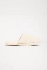 Pantuflas cerradas de sherpa color crudo.