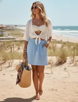 Skort de algodón a rayas verticales en tonos celeste, azul y blanco. Tiene pretina elastizada con lazo de ajuste, bolsillos laterales verticales y short interno.