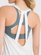 Musculosa deportiva negra de calce regular, cuello redondo y sisas amplias.