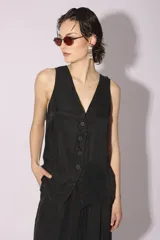 Chaleco marrón con escote en V y cierre frontal de botones.