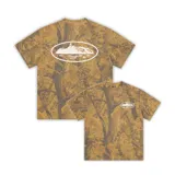 Camiseta de corte regular con estampado de camuflaje de bosque y logo ovalado blanco con diseño de isla en el pecho.