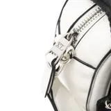 Bandolera blanca de símil cuero con correa regulable negra y herrajes plateados.
