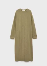 Vestido largo de tejido de punto color verde oliva, con cuello redondo y mangas largas con vuelta.