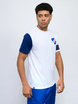 Remera de fútbol azul con mangas en celeste y escudo del Club Nacional de Football en el pecho.