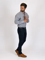 Camisa de manga larga con estampado a cuadros en tonos celeste, blanco y rojo. Tiene cuello abotonado, bolsillo en el pecho y logo bordado. Corte clásico.