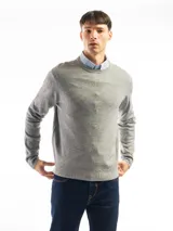 Buzo de punto color verde claro, con cuello redondo y mangas largas.