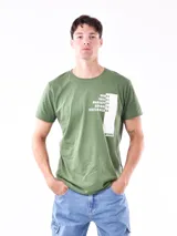Remera verde militar con estampado blanco con el texto "Bronx, Queens, Manhattan, Brooklyn, Staten Island, New York".