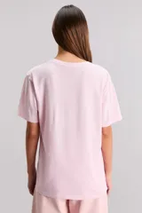 Remera marrón de jersey de algodón con cuello redondo y mangas cortas. Estampa frontal con la frase "Sweet 'till I am not" y una frambuesa.