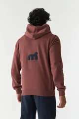 Campera de felpa color ladrillo con capucha ajustable, cierre frontal y bolsillos laterales con cierre. Tiene puños y logo bordado en la espalda.