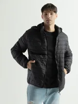 Campera capitoneada con capucha y forro de corderito, color negro.