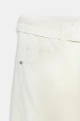 Pantalón de jean blanco de tiro bajo con cinco bolsillos y corte amplio. Detalle de cintura doblada. Cierre frontal con cremallera y botón metálico.