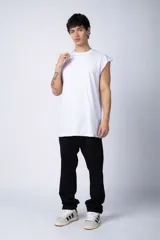 Musculosa blanca de algodón con corte estilo sudadera y sisas amplias.