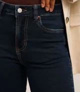 Bermuda femenina confeccionada en jeans, modelo new ciclista, con trabillas en la cintura, bolsillos y cierre delantero con botón y cremallera.