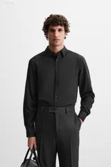 Camisa de vestir verde oscuro, corte slim fit, con cuello italiano, mangas largas con puños abotonados y cierre frontal con botones.