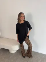 Remerón negro de morley viscosa, de corte holgado y mangas cortas.