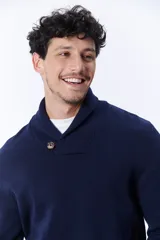 Sweater azul marino de punto con cuello cruzado y cierre de un botón.