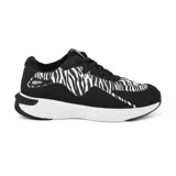 Zapatillas deportivas con diseño animal print, combinando tonos beige y negro, con tecnología avanzada para mayor comodidad.