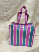 Bolso de mano con diseño a rayas, fabricado en plástico reciclado, con cierre y bolsillo interior.